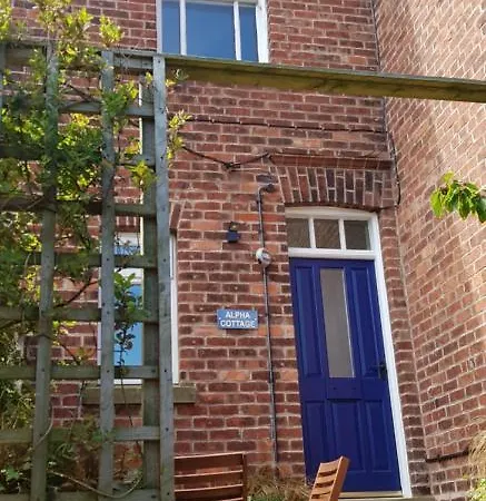 Alpha - 2 Bedrooms, Walk To Beach * Robin Hood's Bay