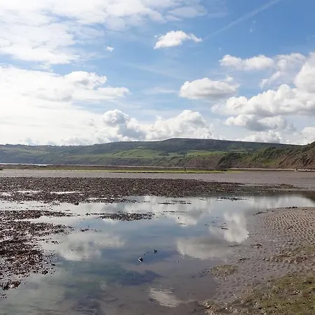 Alpha - 2 Bedrooms, Walk To Beach Robin Hood's Bay