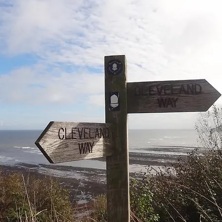 Alpha - 2 Bedrooms, Walk To Beach Robin Hood's Bay