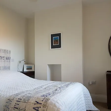 Alpha - 2 Bedrooms, Walk To Beach Robin Hood's Bay
