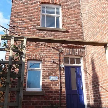 Alpha - 2 Bedrooms, Walk To Beach * Robin Hood's Bay