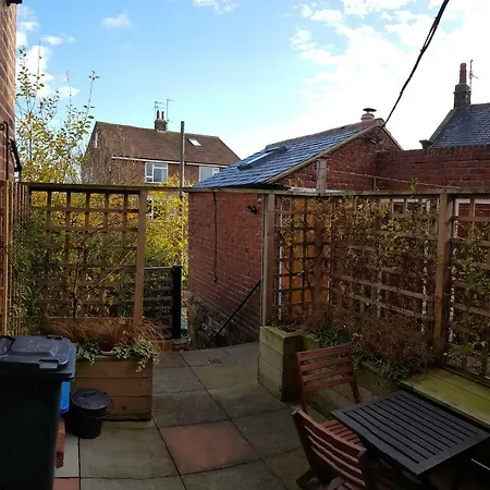 Alpha - 2 Bedrooms, Walk To Beach Robin Hood's Bay