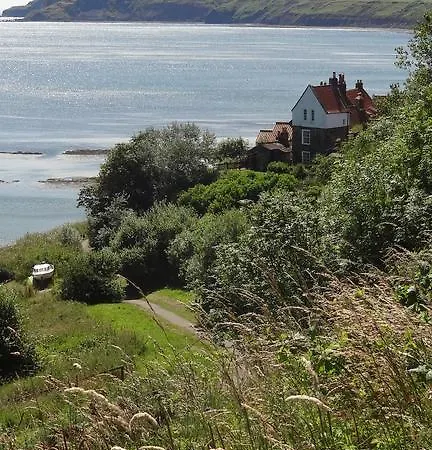 Alpha - 2 Bedrooms, Walk To Beach Robin Hood's Bay