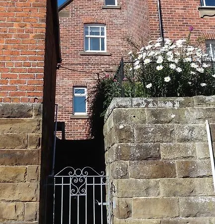 Dom wakacyjny Alpha - 2 Bedrooms, Walk To Beach Robin Hood's Bay